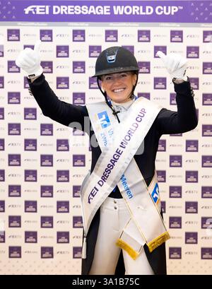 La Dressage rider Nanna Skodborg Merrald (DEN) fa il tifo al FEI Dressage World CupTM Grand Prix Freestyle, presentato da VR Bank zwischen den Meeren, No. 4 CDI-W FEI Grand Prix Freestyle con musica dressage test class S**** International Foto Stock