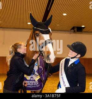 Dressage rider Nanna Skodborg Merrald (DEN) con il suo cavallo Blue Hors Zepter e assistente al FEI Dressage World CupTM Grand Prix Freestyle, presentato da VR Bank zwischen den Meeren, No. 4 CDI-W FEI Grand Prix Freestyle con musica dressage classe test S**** International Foto Stock