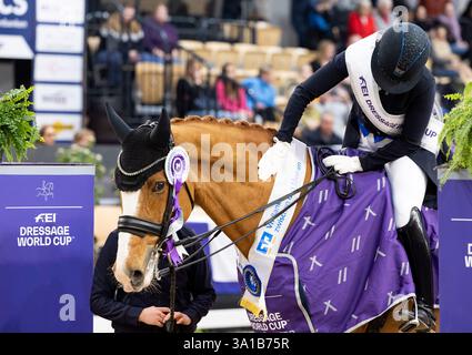Dressage rider Nanna Skodborg Merrald (DEN) con il suo cavallo Blue Hors Zepter e assistente al FEI Dressage World CupTM Grand Prix Freestyle, presentato da VR Bank zwischen den Meeren, No. 4 CDI-W FEI Grand Prix Freestyle con musica dressage classe test S**** International Foto Stock