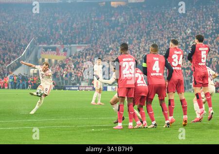 Monaco, Germania. 5 marzo 2025. Harry Kane, FCB 9 calcio di punizione nel turno di 16 partita di andata FC BAYERN MUENCHEN - BAYER 04 LEVERKUSEN 3-0 di calcio UEFA Champions League nella stagione 2024/2025 a Monaco, 5 marzo 2025, FCB, x. Spieltag, Muenchen fotografo: ddp Images/STAR-Images credito: ddp media GmbH/Alamy Live News Foto Stock