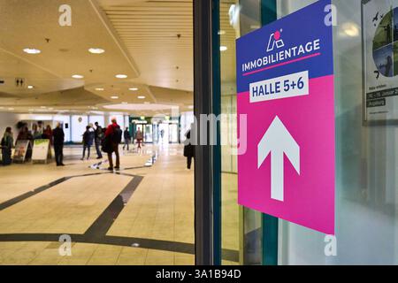 Augusta, Baviera, Germania - 7 marzo 2025: Cartello per l'area espositiva Immobilientagetage presso la fiera AFAIR di Augusta *** Wegweiser Schild zum Immobilientage-Messebereich auf der AFAIR Messe di Augusta Foto Stock