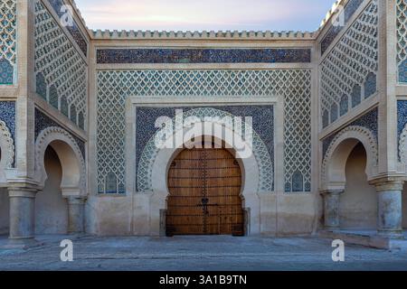 Bab Mansour è una porta monumentale nella città di Meknes, in Marocco. Foto Stock