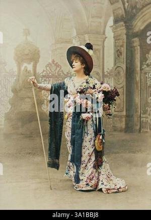 R.E. Peary, tra c1910 e c1920. Mostra l'esploratore artico ammiraglio Robert Edwin Peary (1856-1920). Sarah Bernhardt interpreta Floria Tosca nell'atto i di Sardou 'Tosca', negative 1887; stampa e monta dopo il 1889. Informazioni aggiuntive: Una donna, Sarah Bernhardt, in un elegante cappello e abito, con un grande bouquet di fiori, in piedi di fronte a un elaborato sfondo dipinto. (Stampa a colori in bianco e nero). Foto Stock