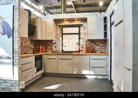 Augusta, Baviera, Germania - 7 marzo 2025: Cucina moderna di Möbel Raschke alla fiera AFAIR di Augusta *** moderne Einbauküche von Möbel Raschke auf der AFAIR Messe di Augusta Foto Stock