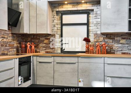 Augusta, Baviera, Germania - 7 marzo 2025: Cucina moderna di Möbel Raschke alla fiera AFAIR di Augusta *** moderne Einbauküche von Möbel Raschke auf der AFAIR Messe di Augusta Foto Stock