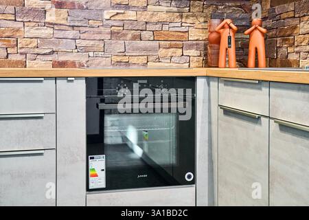 Augusta, Baviera, Germania - 7 marzo 2025: Cucina moderna di Möbel Raschke alla fiera AFAIR di Augusta *** moderne Einbauküche von Möbel Raschke auf der AFAIR Messe di Augusta Foto Stock
