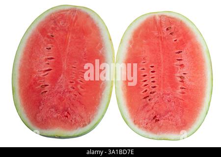Le metà di anguria tagliate al momento, che mostrano la vivace polpa rossa all'interno, sono perfette per il rinfresco estivo e per una sana scelta di frutta. frutta popolare. Foto Stock