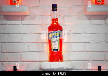 Augusta, Baviera, Germania - 7 marzo 2025: Una grande bottiglia Aperol allestita alla fiera AFAIR di Augusta *** Eine große Aperol-Flasche stilvoll inszeniert auf der AFAIR Messe di Augusta Foto Stock