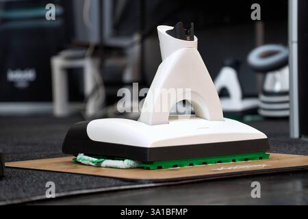 Augusta, Baviera, Germania - 7 marzo 2025: Il tergicristallo Vorwerk Kobold SP7 alla fiera AFAIR di Augusta *** Der Vorwerk Kobold SP7 Saugwischer auf der AFAIR Messe di Augusta Foto Stock