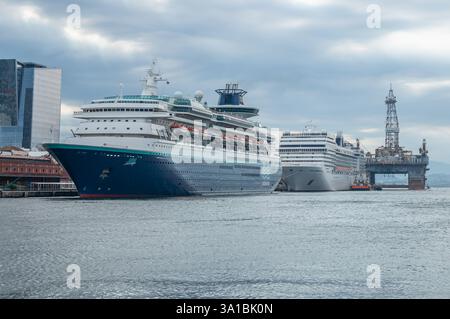 La Sovereign e la MSC Orchestra hanno attraccato al molo di Mauá nel quartiere Centro di Rio, lungo la baia di Guanabara, sotto un cielo estivo nuvoloso, che mette in mostra il turismo marittimo. Foto Stock