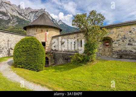 Castello Burg Hohenwerfen in Austria. Architettura e cultura medievali, antiche mura in mattoni e torri su una collina tra le montagne delle Alpi Foto Stock