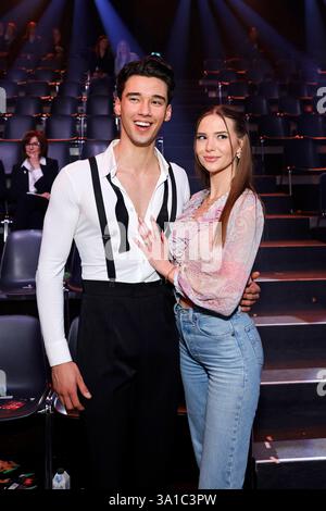 Golfprofi Diego Pooth und Seine Freundin Model Louisa Büscher bei der 18. Staffel der RTL-Tanzshow consente di ballare al coloneum. Köln, 07.03.2025 NRW Deutschland *** il golfista professionista Diego Pooth e la sua fidanzata modella Louisa Büscher alla diciottesima stagione dello spettacolo di danza RTL Lets Dance in the Coloneum Cologne, 07 03 2025 NRW Germania Copyright: XChristophxHardtx Foto Stock