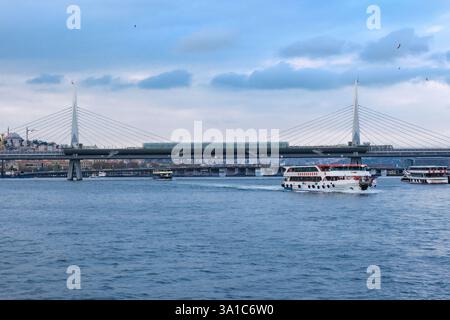 Istanbul, Turchia, Turkiye. Golden Horn Metro Bridge. Foto Stock