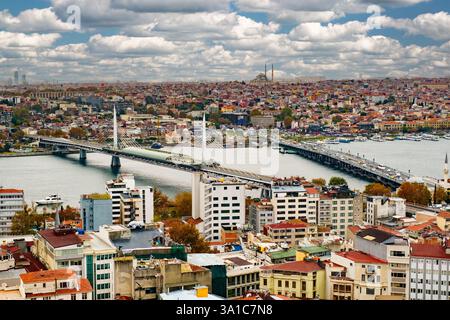 Istanbul, Turchia, Turkiye. Vista dalla Torre Galata, guardando attraverso il Corno d'Oro fino ai ponti Halic Metro (a sinistra) e Ataturk (a destra). Foto Stock