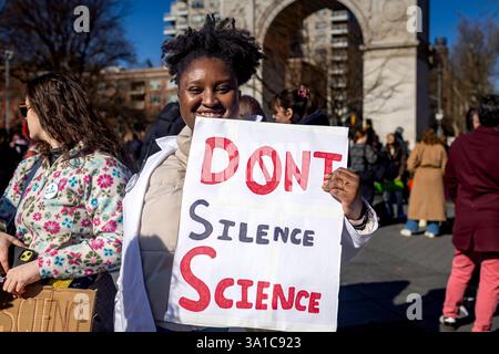 New York, Stati Uniti. 7 marzo 2025. I dimostranti partecipano ad un rally "Stand Up for Science" al Washington Square Park il 7 marzo 2025 A New York. Centinaia di lavoratori accademici, funzionari eletti e alleati protestano contro l'amministrazione Trump e il Dipartimento di efficienza governativa di Elon Musk (DOGE), che stanno congelando i finanziamenti pubblici per la ricerca scientifica. Crediti: Pacific Press Media Production Corp./Alamy Live News Foto Stock
