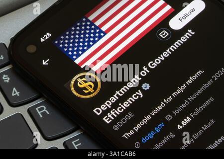 Il resoconto ufficiale del Dipartimento dell'efficienza del governo (DOGE) è visibile nell'app X sullo schermo di uno smartphone il 6 marzo 2025. Foto Stock
