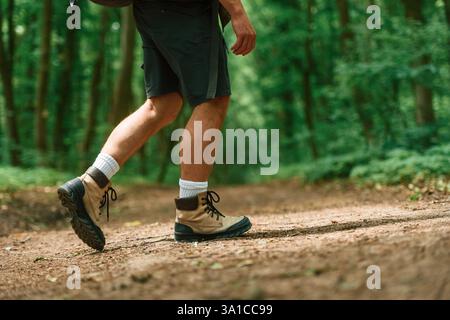 Passeggiate all'aperto. Vista ravvicinata del turista che si trova nella foresta estiva. Foto Stock