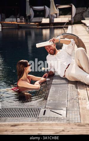 L'uomo con donna è in piscina insieme. Foto Stock
