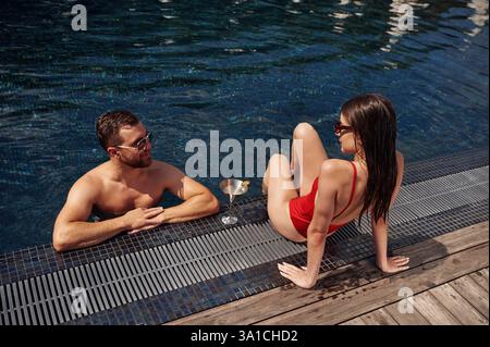 L'uomo con donna è in piscina insieme. Foto Stock