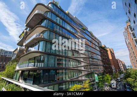 Zaha Hadid Building, conosciuto come 520 West 28th Street, progettato dall'architetto iracheno Zaha Hadid (1950-2016) lungo la High Line, Manhattan, New York, USA Foto Stock
