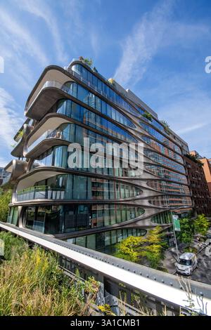 Zaha Hadid Building, conosciuto come 520 West 28th Street, progettato dall'architetto iracheno Zaha Hadid (1950-2016) lungo la High Line, Manhattan, New York, USA Foto Stock