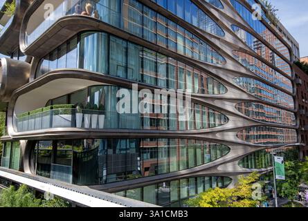 Zaha Hadid Building, conosciuto come 520 West 28th Street, progettato dall'architetto iracheno Zaha Hadid (1950-2016) lungo la High Line, Manhattan, New York, USA Foto Stock