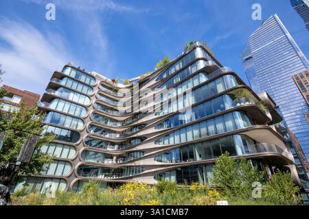 Zaha Hadid Building, conosciuto come 520 West 28th Street, progettato dall'architetto iracheno Zaha Hadid (1950-2016) lungo la High Line, Manhattan, New York, USA Foto Stock