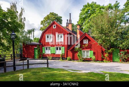 Due vecchie case in legno rosso a Stigbergsgatan 17-19, una strada nel quartiere Södermalm a Stoccolma, Svezia, costruita negli anni '1720 e rinnovata negli anni '1980 Foto Stock