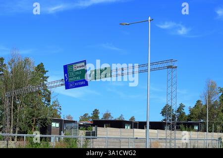 Segnali stradali svedesi. Spiegazione della direzione verso le diverse posizioni. Rotebro, Enköping, Oslo, l'aeroporto di Arlanda e Stoccolma. Foto Stock