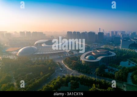 Changzhou Olympic Sports Center e Changzhou Grand Theater Urban Environment, provincia di Jiangsu, Cina Foto Stock