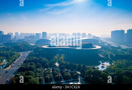 Changzhou Olympic Sports Center e Changzhou Grand Theater Urban Environment, provincia di Jiangsu, Cina Foto Stock