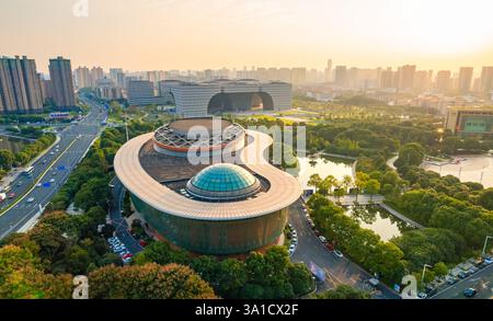 Changzhou Olympic Sports Center e Changzhou Grand Theater Urban Environment, provincia di Jiangsu, Cina Foto Stock