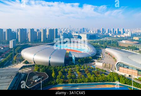 Changzhou Olympic Sports Center e Changzhou Grand Theater Urban Environment, provincia di Jiangsu, Cina Foto Stock