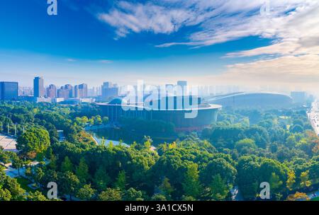 Changzhou Olympic Sports Center e Changzhou Grand Theater Urban Environment, provincia di Jiangsu, Cina Foto Stock