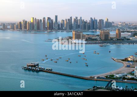 Vista aerea dello skyline di Doha la mattina presto Foto Stock