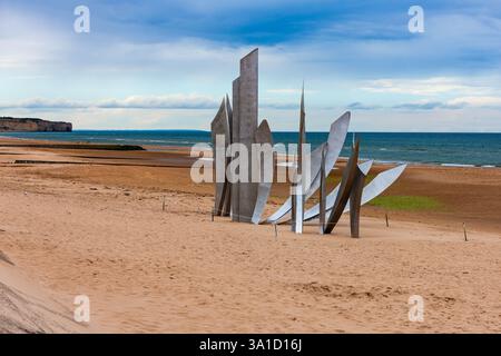 Saint-Laurent-sur-Mer, Normandia, Francia - 22 luglio 2010: Scultura Les Braves sulla spiaggia di Omaha. Scultura in omaggio agli Alleati sbarcati il D-Day Foto Stock
