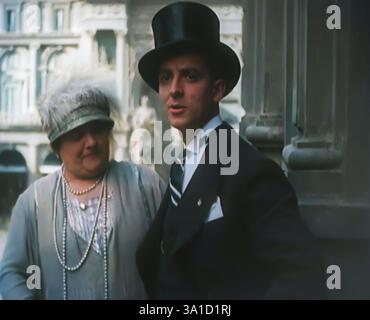 La cantante lirica Luisa Tetrazzini sposò Pietro Vernati, 1926. Da "Time to Remember 1926 - Short Sharp Shower" ( Reel 3); documentario sul 1926 - General Strike, politica internazionale, danza, meteo e impresa da record. (Fermo bianco e nero colorato) Foto Stock