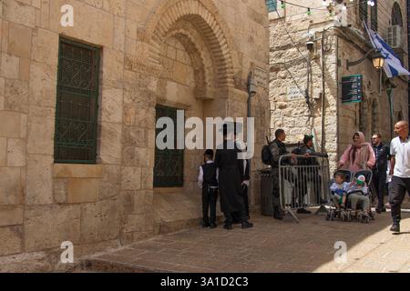 Ebrei ortodossi nelle strade della vecchia città di Gerusalemme - Israele: 22 aprile 2022. Foto Stock