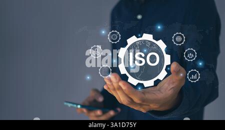 Simbolo ISO uomo d'affari che mostra il controllo della qualità sullo schermo virtuale Foto Stock