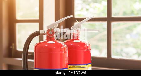 L'estintore rosso è pronto per l'uso in caso di emergenza antincendio interna. Foto Stock