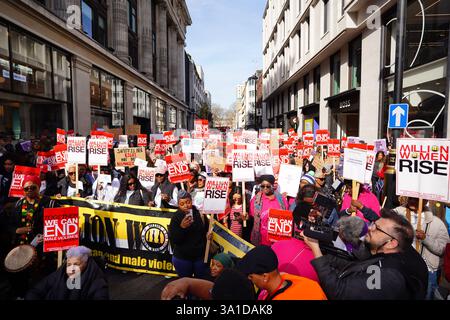 Le persone partecipano alla 18a marcia annuale Million Women Rise march nel centro di Londra, in occasione della giornata internazionale della donna, per manifestare contro la violenza maschile contro donne e ragazze. Data foto: Sabato 8 marzo 2025. Foto Stock