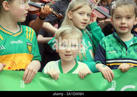 Glasgow, Scozia, Regno Unito. 8 marzo 2025. La parata inaugurale del giorno di san patrizio ha visto il prevosto Jacqueline McLaren accogliere le grandi folle nel centro della città marciare verso la città mercantile. Credit Gerard Ferry/Alamy Live News Foto Stock
