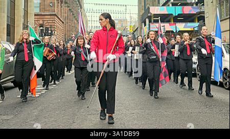 Glasgow, Scozia, Regno Unito. 8 marzo 2025. La parata inaugurale del giorno di san patrizio ha visto il prevosto Jacqueline McLaren accogliere le grandi folle nel centro della città marciare verso la città mercantile. Credit Gerard Ferry/Alamy Live News Foto Stock