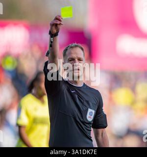 L'arbitro Martin Coy durante la partita Sky Bet League 1 tra Stockport County e Charlton Athletic all'Edgeley Park Stadium di Stockport, sabato 8 marzo 2025. (Foto: Mike Morese | mi News) crediti: MI News & Sport /Alamy Live News Foto Stock