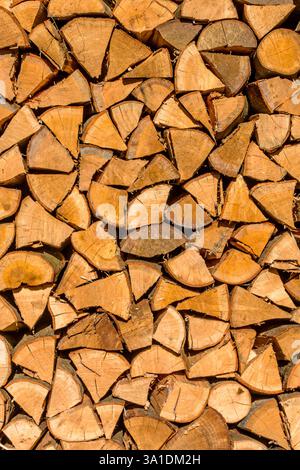 Legna da ardere tritata accumulata. Concetto di fondo della legna da ardere Foto Stock