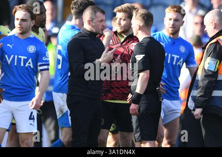 Stockport, Inghilterra. 8 marzo 2025. Nathan Jones parla con l'arbitro Martin Coy dopo la partita Sky Bet EFL League One tra Stockport County e Charlton Athletic a Edgeley Park. Kyle Andrews/Alamy Live News Foto Stock