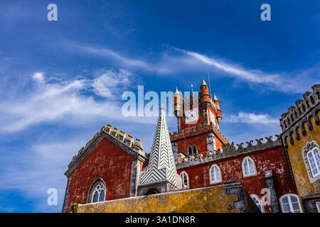 Splendida vista del Palazzo Nazionale di pena a Sintra, Portogallo, con i suoi colori vivaci e i dettagli intricati Foto Stock