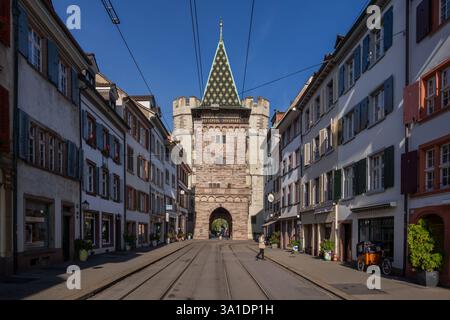 Spalentor - porta di Spalen nella città di Basilea, Svizzera. Punto di riferimento risalente al 1400, vista da Spalenvorstadt Street nella città vecchia. Foto Stock