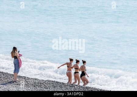 Saint Ouen, Parigi, Francia. 8 marzo 2025. I turisti si bagnano sulla spiaggia della Promenade des Anglais. (Credit Image: © Sadak Souici/ZUMA Press Wire) SOLO PER USO EDITORIALE! Non per USO commerciale! Foto Stock