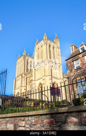 Vista frontale della Cattedrale di Bristol, risalente a 900 anni fa, originariamente un'abbazia dedicata a Sant'Agostino, fondata nel 1140 e consacrata nel 1148. Foto Stock